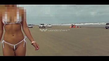 Play Try-on nanda bibelo ao publico na beira da praia