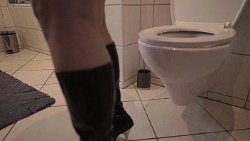 Play Abgepisst - Blase war zu voll - reife Milf geht ihre Saft Fotze entleeren schöner geiler Piss Strahl - www.germanbigassmilf.com