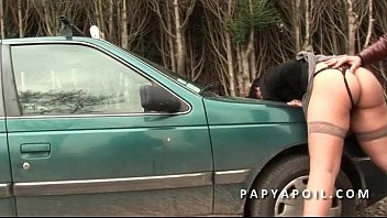 Play Papy baise une grosse coquine avec un pote qui la sodomise sur la voiture