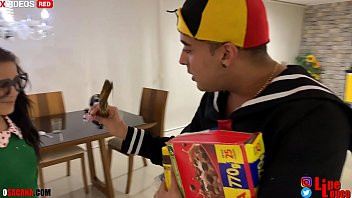 Play Chiquinha chupando a pica do kiko com chantilly ( natalia prado )