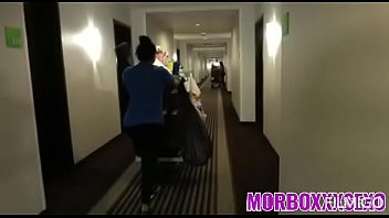 Play (SERVICIO DE LIMPIEZA EN HOTEL) Huesped seduce a mujer la limpieza de hotel y se la echa la leche en sus tetas