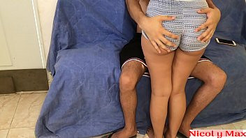 Play Mi sobrina me muestra los shorts que le regale cuando no hay nadie en casa