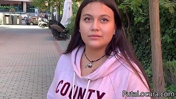Play Una inocente jovencita se deja follar por dinero