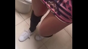 Play Sexo PUBLICO, La Acabo de CONOCER en una FIESTA y me la COJO en el BAÑO.