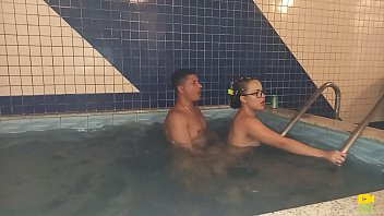 Play Ela gosta de foder dentro da piscina